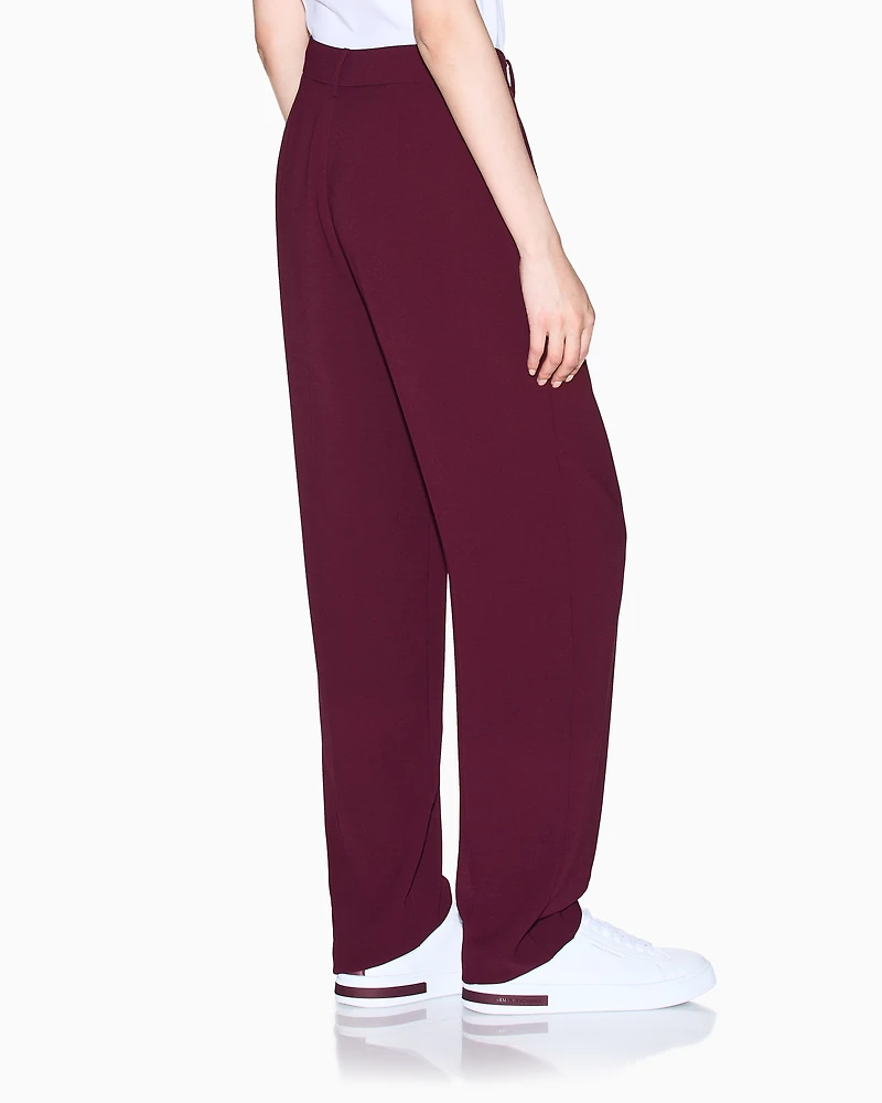 Trousers with pleats flowing fabric