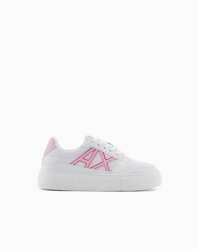 Sneakers with contrasting logo