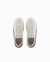 Sneakers with contrasting details on the back