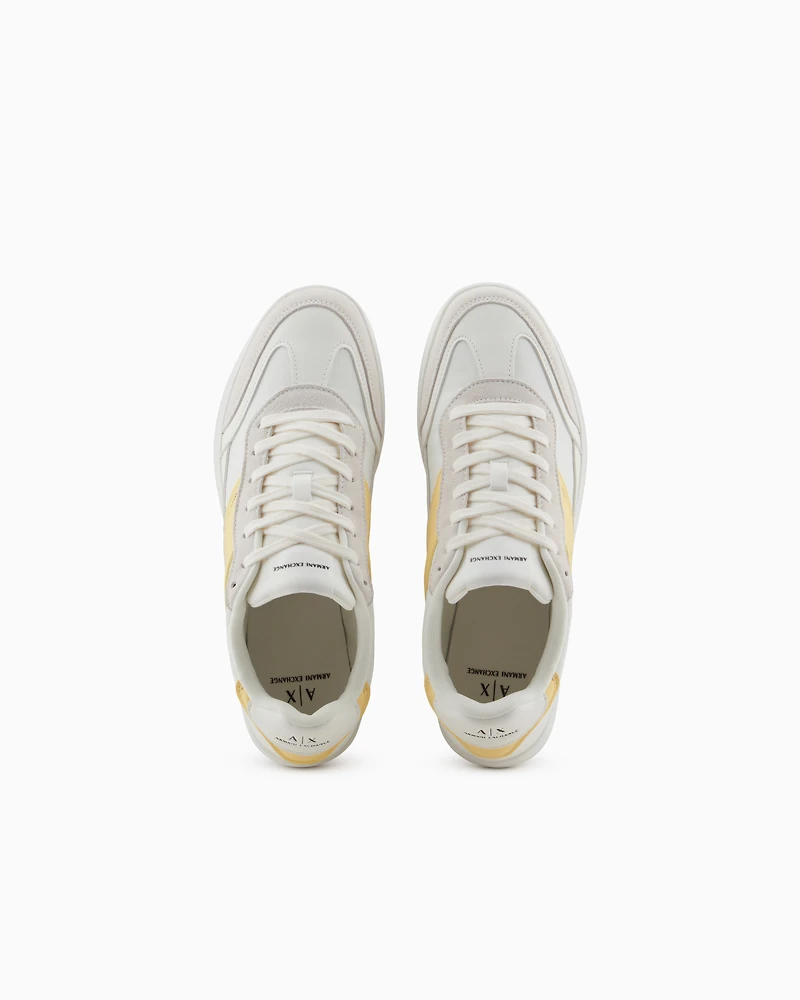 Sneakers with contrasting side band