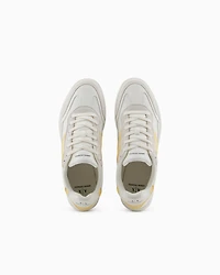 Sneakers with contrasting side band