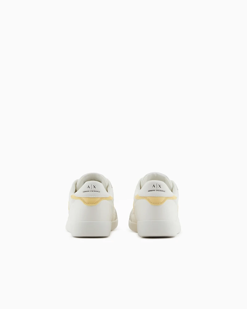 Sneakers with contrasting side band