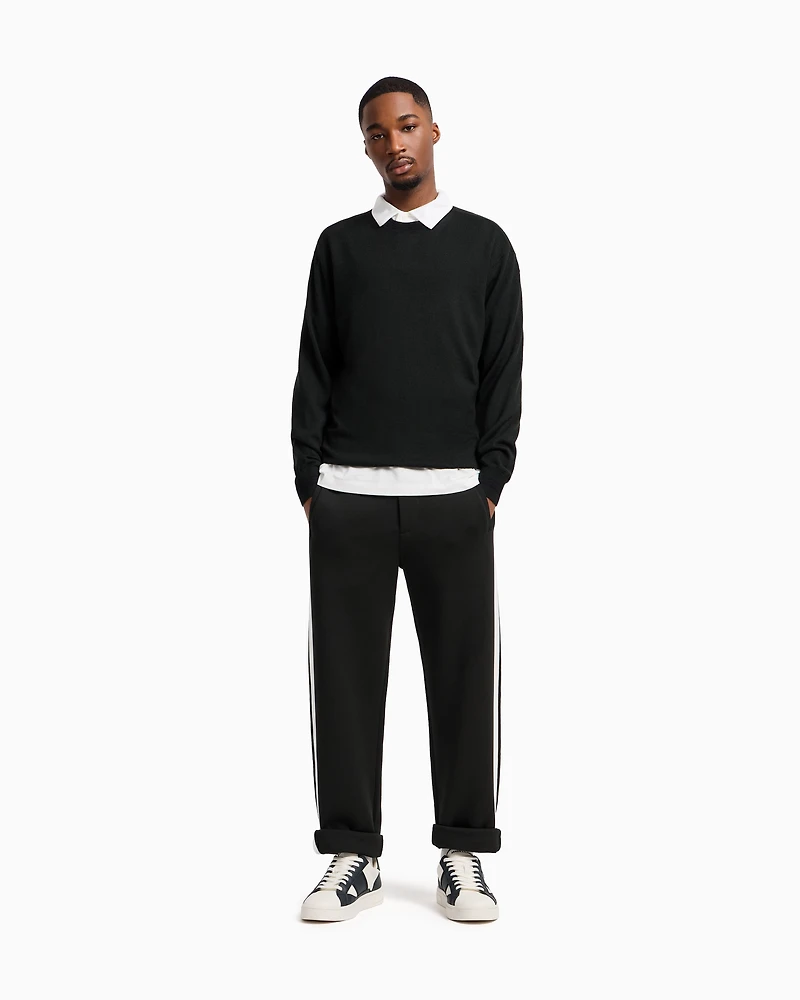 Sneakers with contrasting side band
