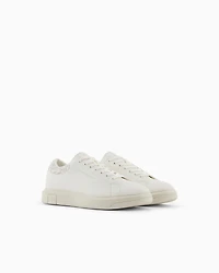 Sneakers with detail on the back