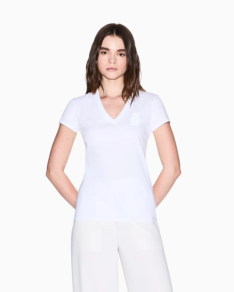 V-neck T-shirt with metal logo