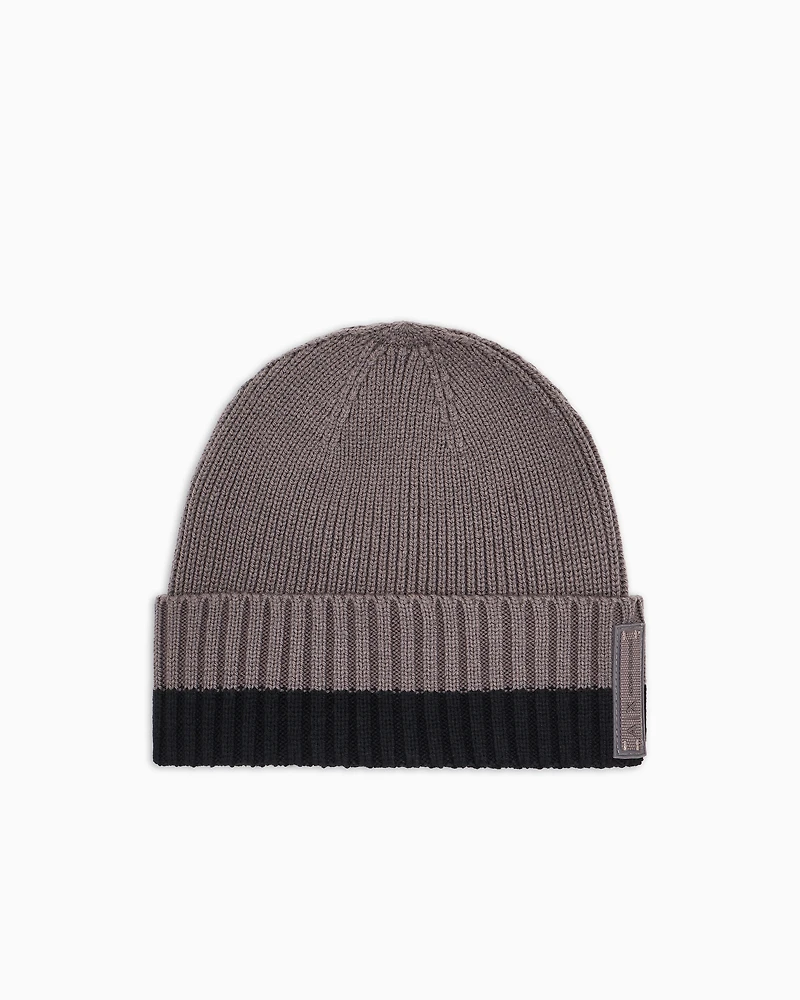 Cap with ribbed profile