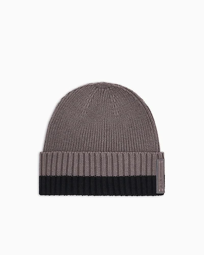 Cap with ribbed profile