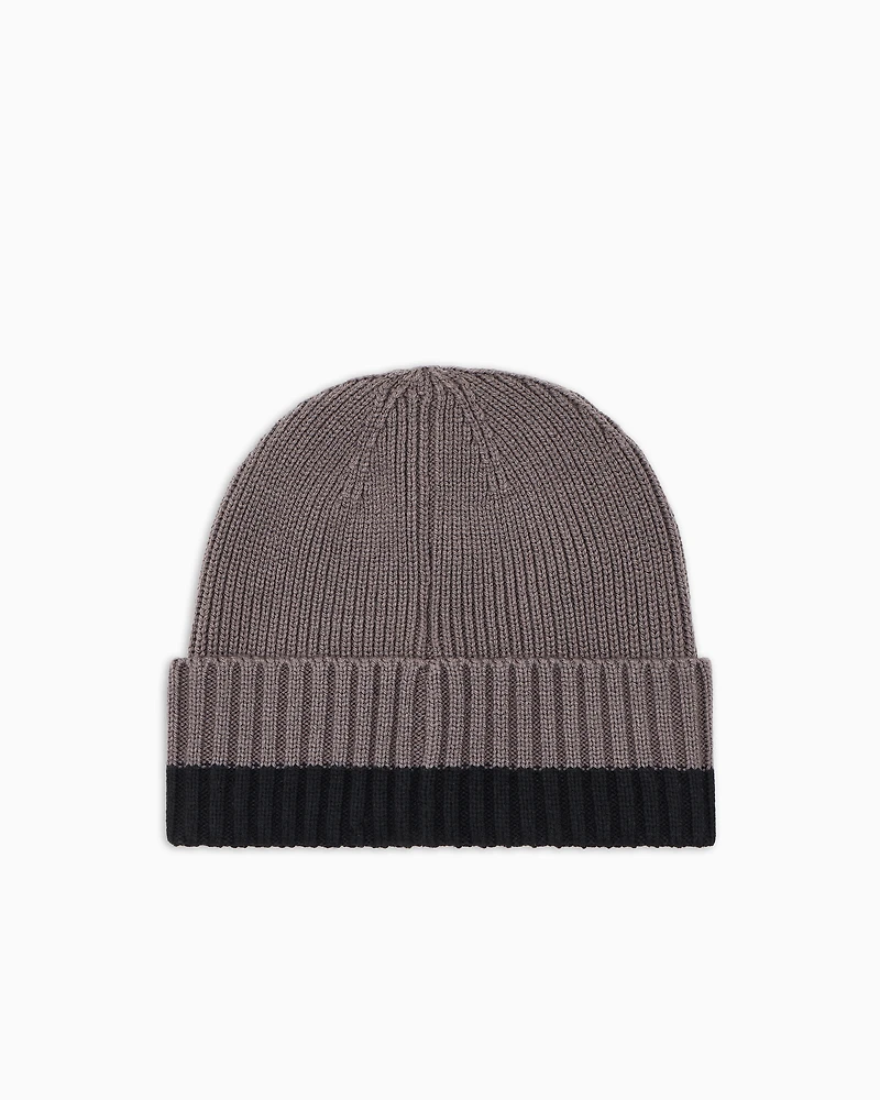 Cap with ribbed profile