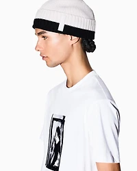 Cap with ribbed profile