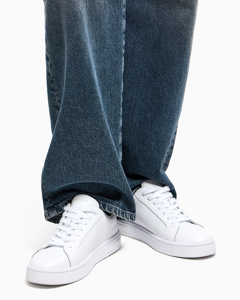 Sneakers with laces and logo