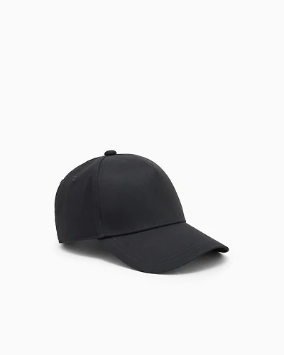 Cap with visor and logo label