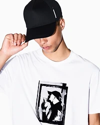 Cap with visor and logo label
