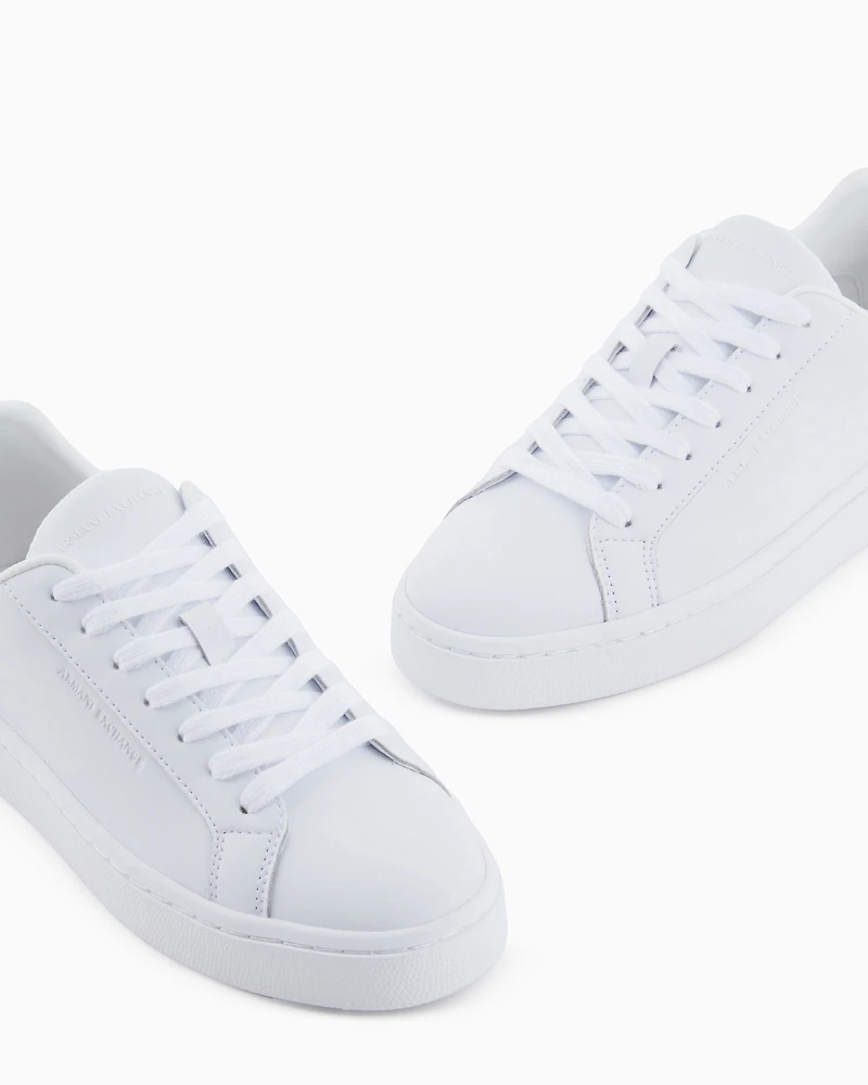 Sneakers with laces and logo