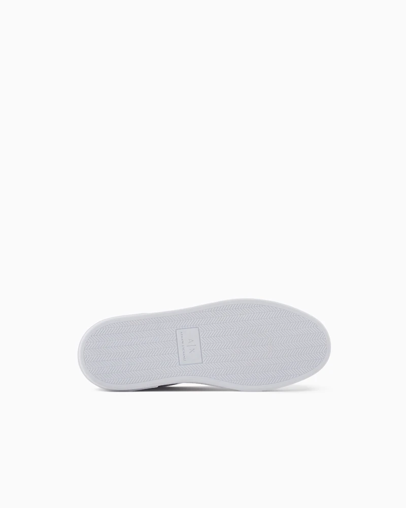 Sneakers with laces and logo