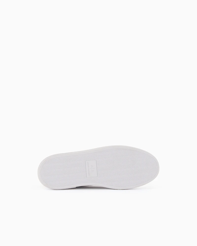 Sneakers with matching embroidered logo and metal detail