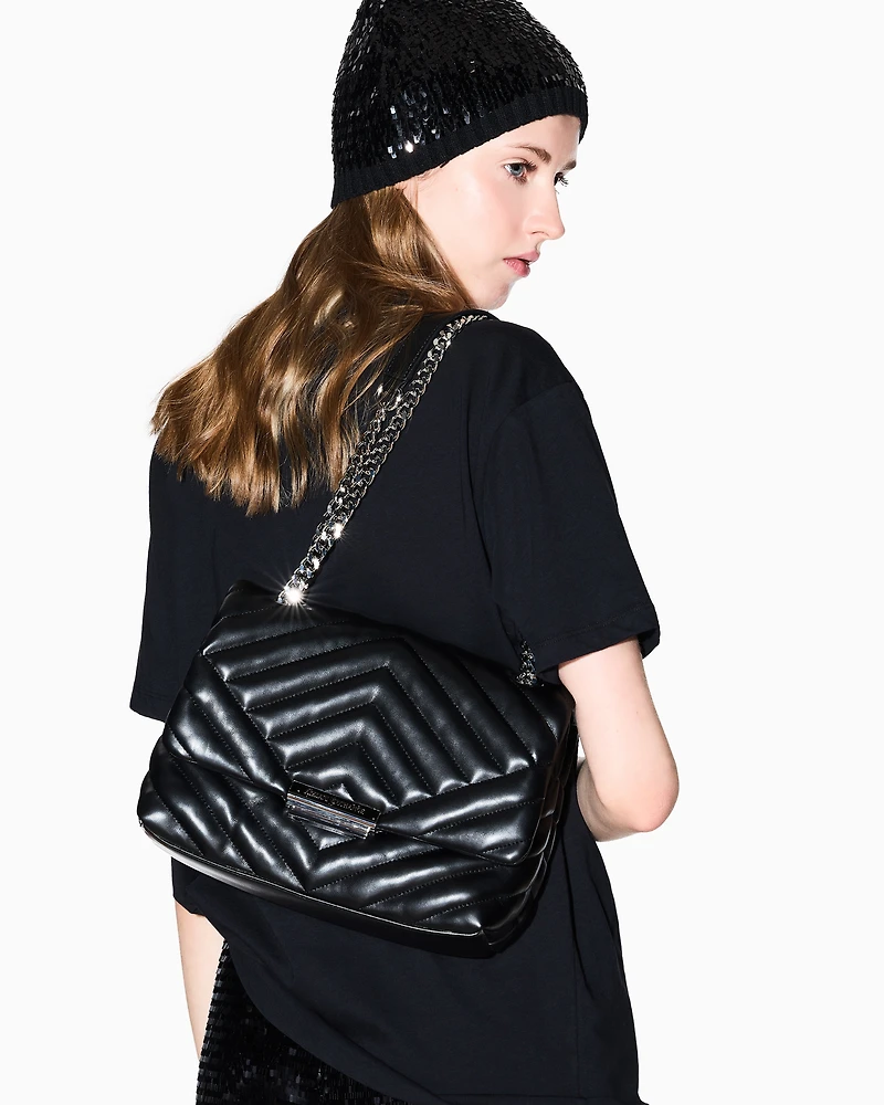 Shoulder bag in quilted material with metal details