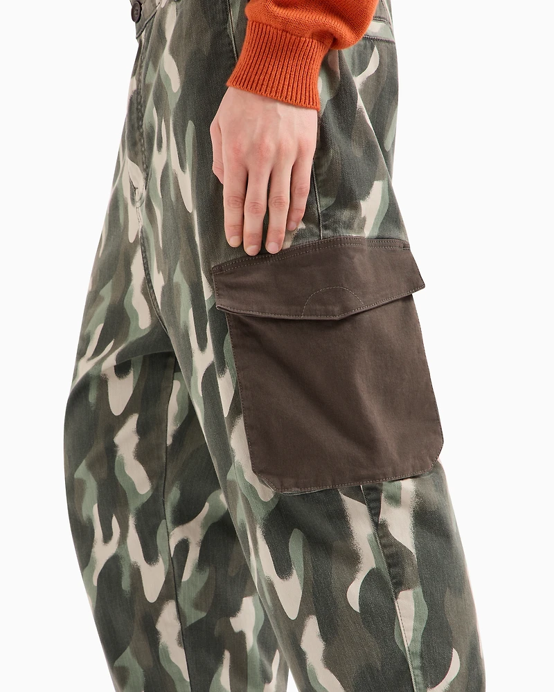 Camouflage cargo pants with velvet pockets