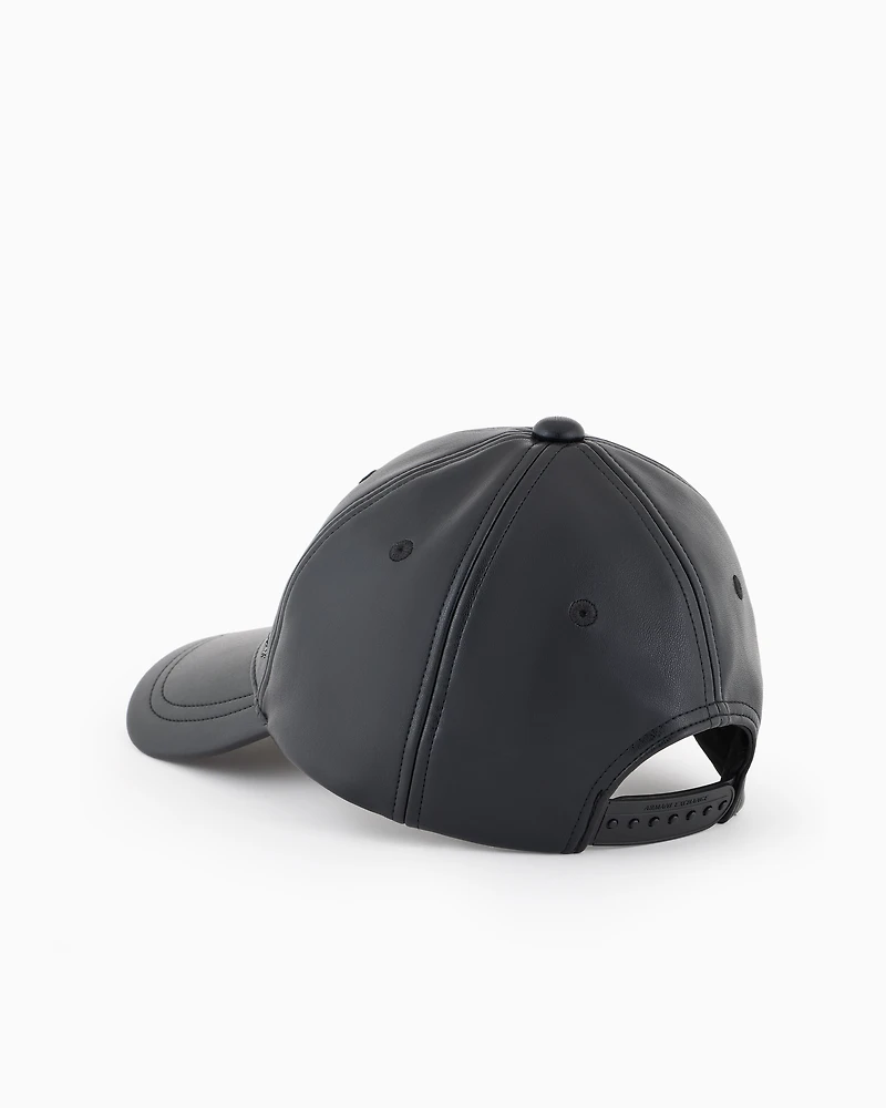 Hat with matt effect visor