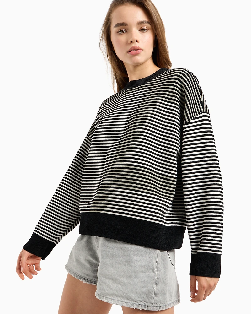 Knitted sweater with edge