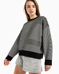 Knitted sweater with edge