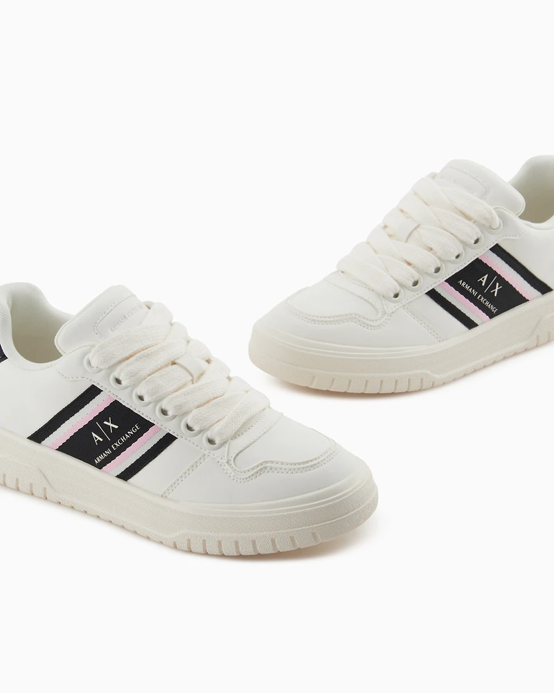 Sneakers with contrasting bands