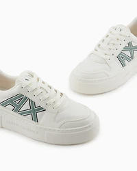 Sneakers with contrasting logo