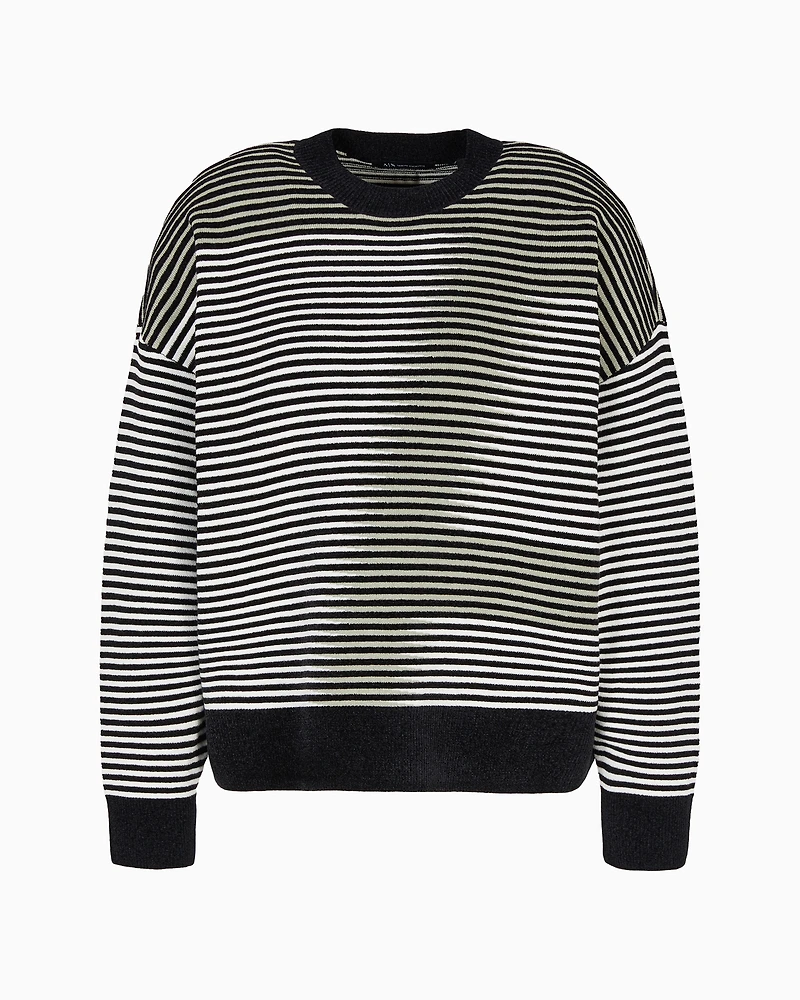 Knitted sweater with edge