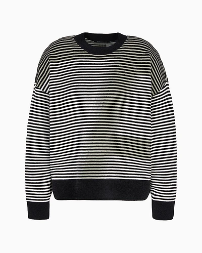 Knitted sweater with edge