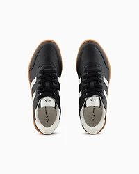 Sneakers with contrasting side bands