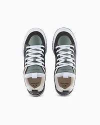 Sneakers with contrasting suede inserts