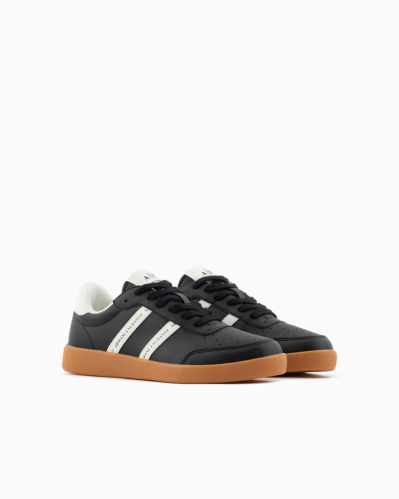 Sneakers with contrasting side bands