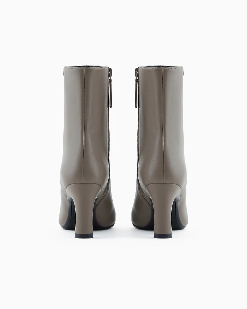 Matte finishing ankle boots with heel