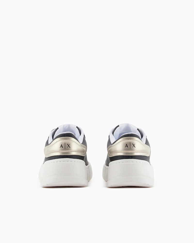 Sneakers with laces and logo
