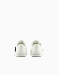 Sneakers with contrasting band