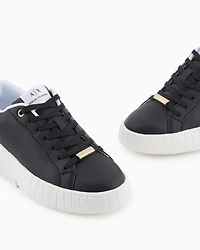 Sneakers with laces and logo