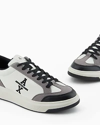 Sneakers with contrasting details and side logo
