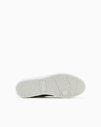 Sneakers with contrasting side bands