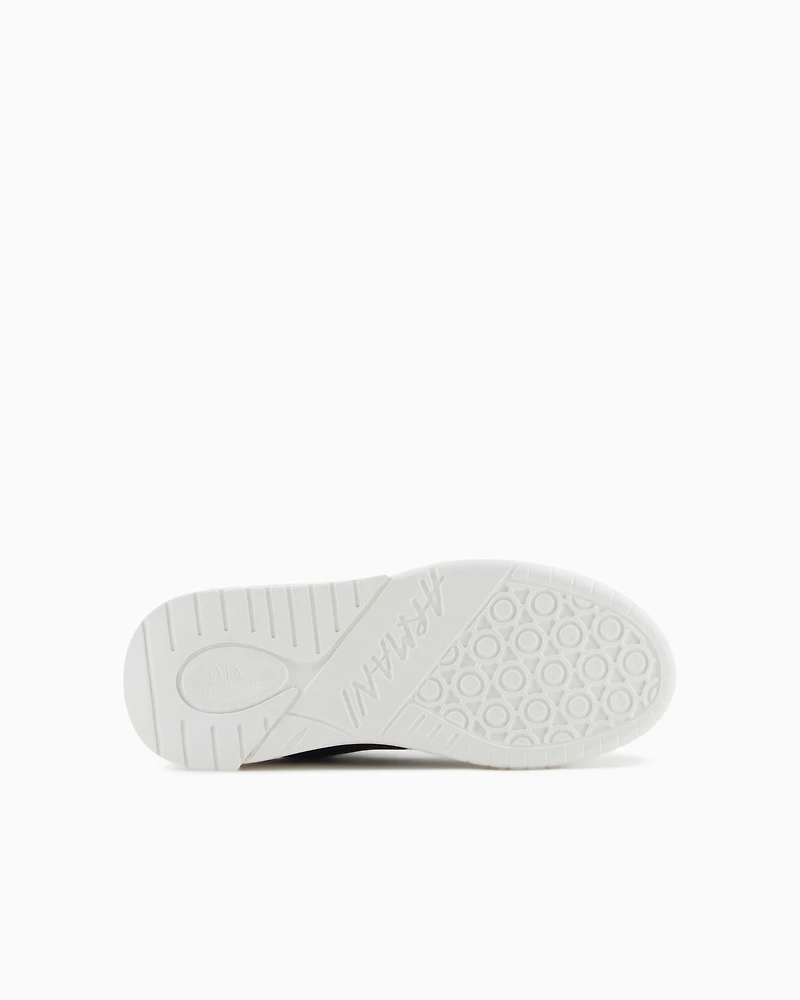 Sneakers with laces and logo