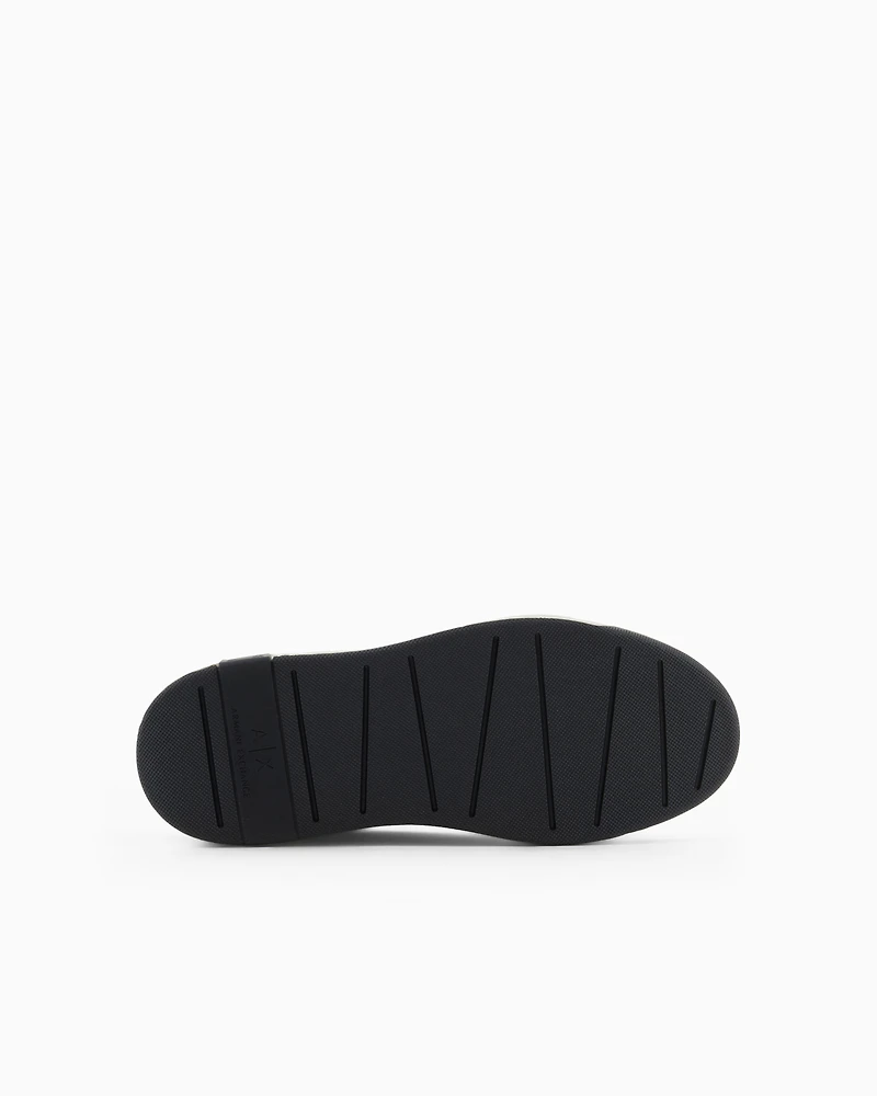 Sneakers with contrasting details and side logo