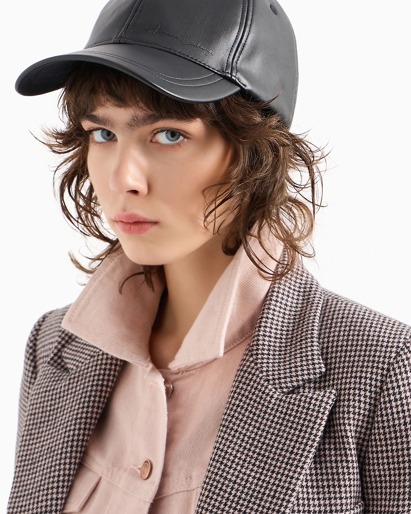 Hat with matt effect visor