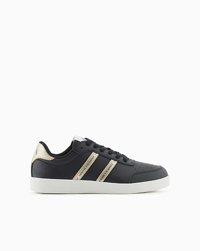 Sneakers with contrasting side bands