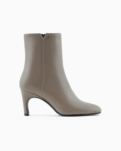 Matte finishing ankle boots with heel