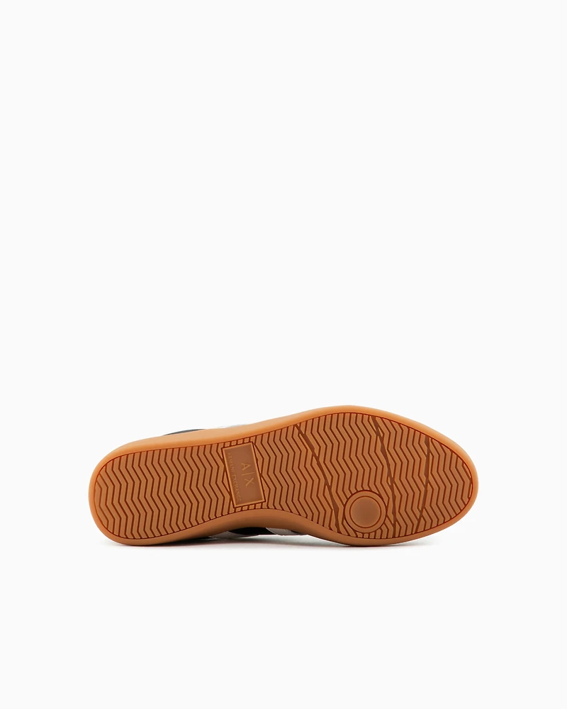Sneakers with contrasting side bands