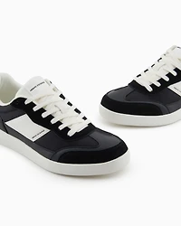 Sneakers with contrasting side band