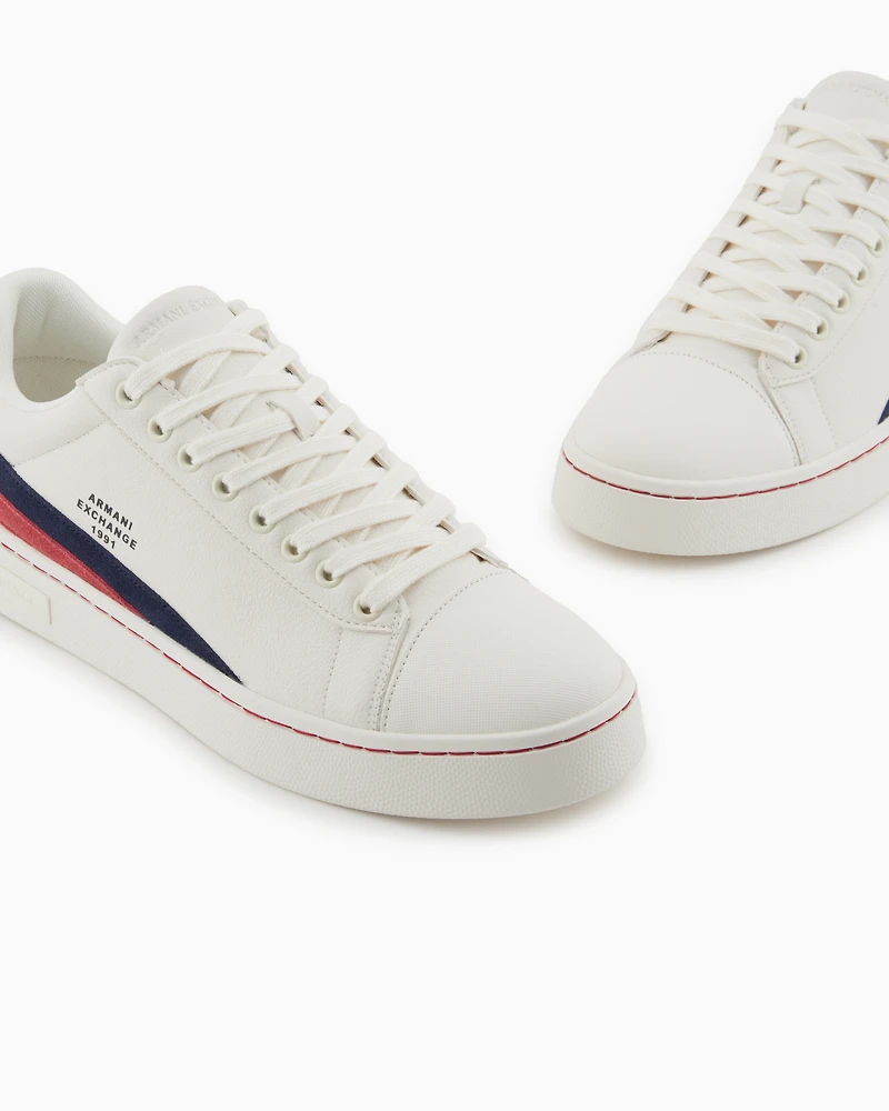 Sneakers with contrasting details on the back
