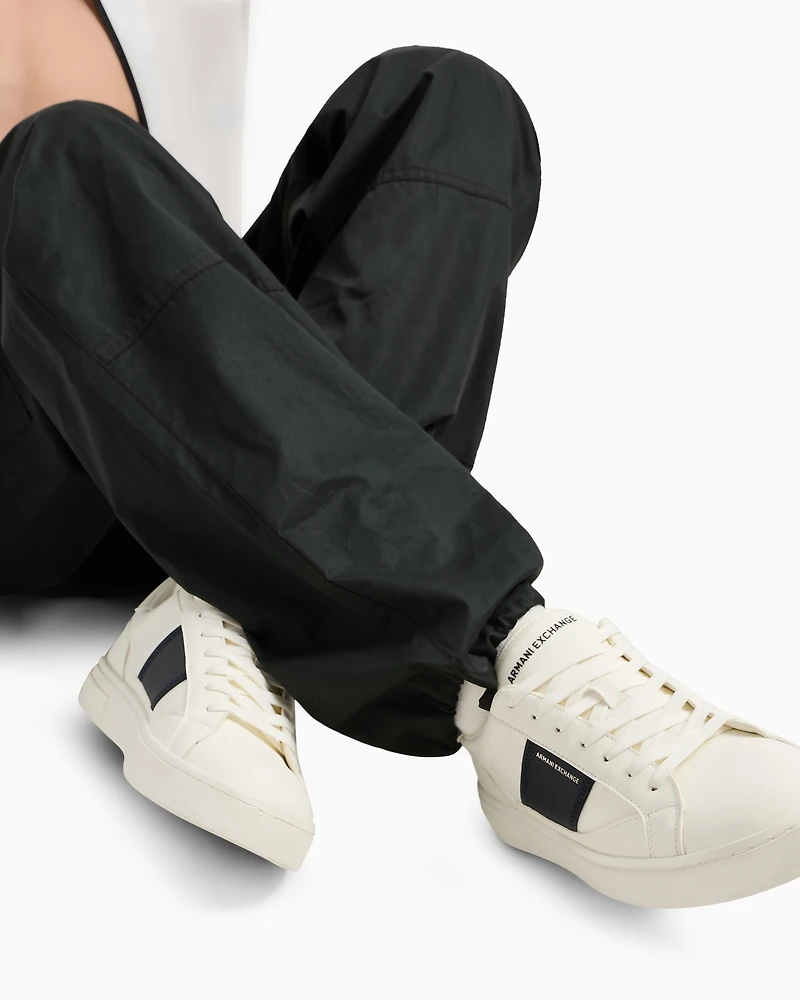 Sneakers with contrasting side band