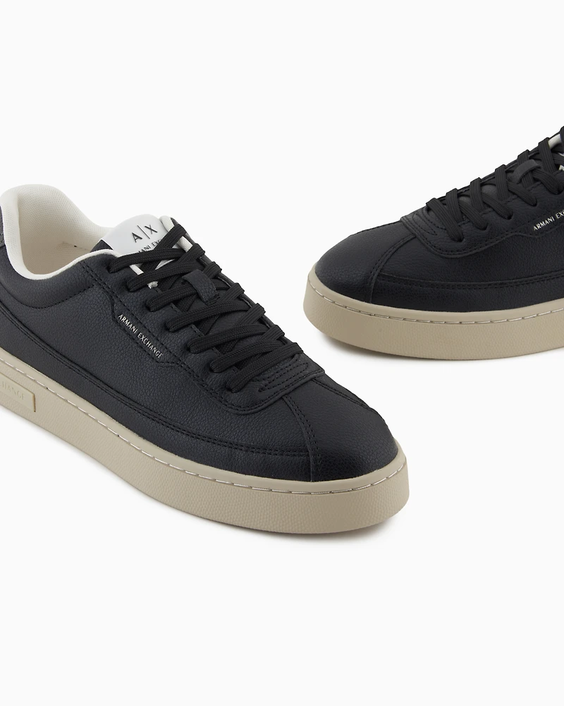 Sneakers with contrasting sole