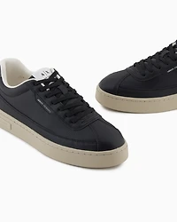 Sneakers with contrasting sole