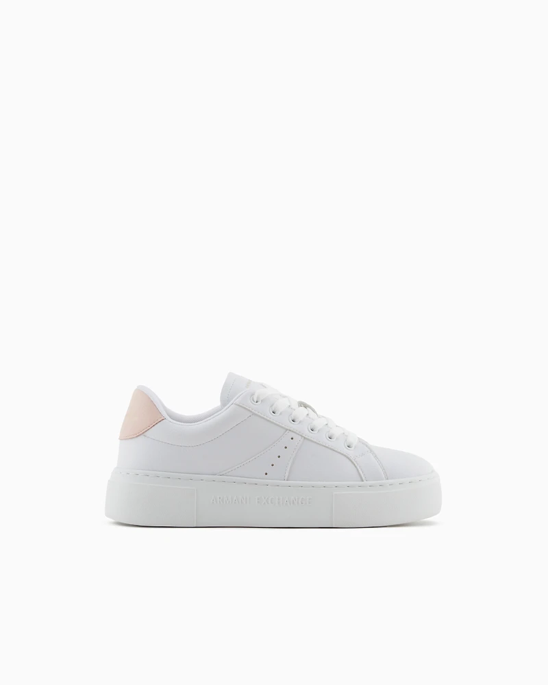 Sneakers with contrasting detail on the back