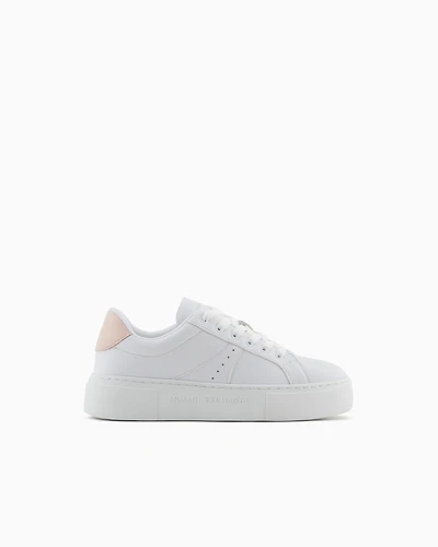 Sneakers with contrasting detail on the back